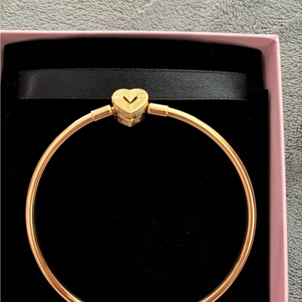 Pandora Gold Heart Bangle - Picture 5 of 5